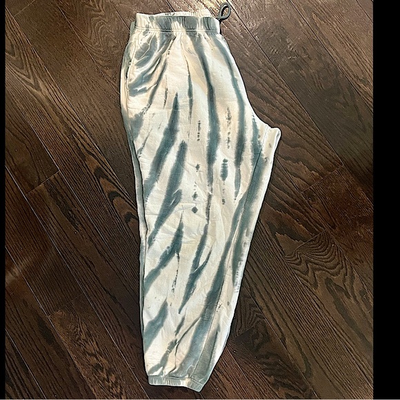 Good American Boyfriend Sweatpants in Blue Orion Tie Dye - Picture 7 of 16